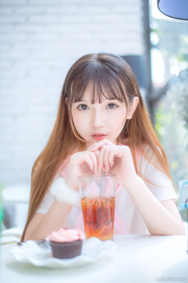 戏，这么演，叫戏，那么演，也叫戏，这一场下了，那一场上来，看戏的，是自己，上台的，也是自己。你是自由的，你有权利以自己的方式表达自己的路。他人喜不喜欢你走出来的路，不是你的事情，因为，毕竟，你没有强迫任何人。