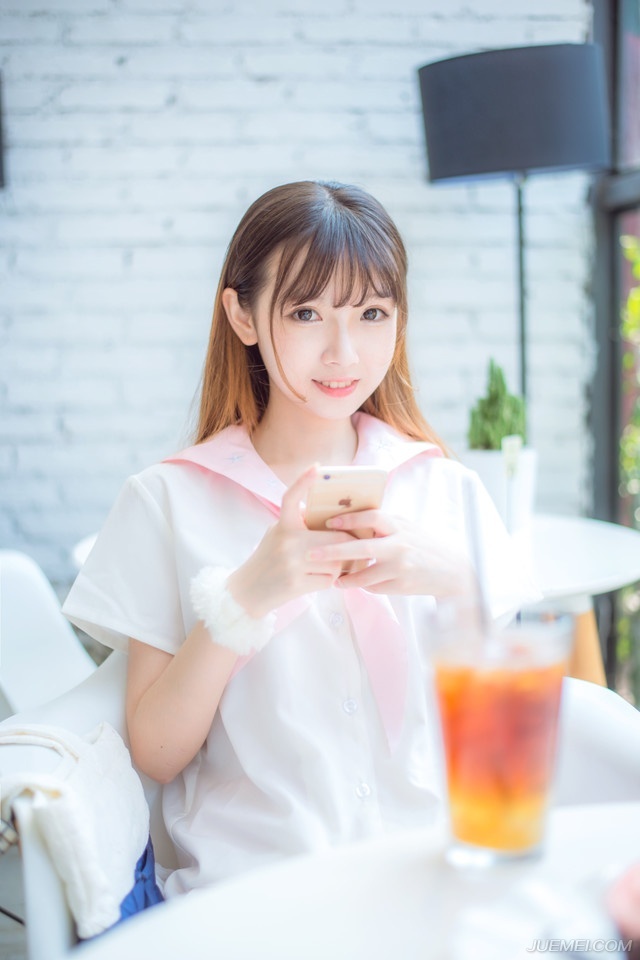 “笑话，凭什么？”人群中，有人怒道：“他刘璋的命是命，那昔日被刘璋迫害至死的那些人的性命难道就不是命了？”